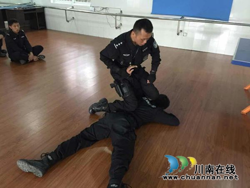 泸县巡防开展警务实战技能及安全理念培训(图2) 泸县巡防开展警务实战技能及安全理念培训(图2)
