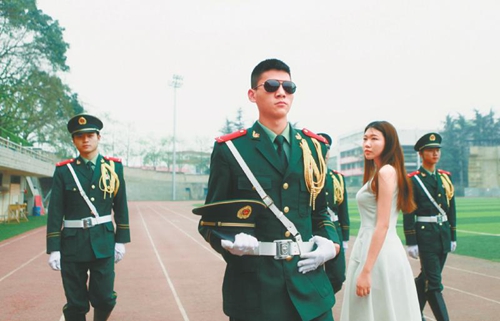 模仿《太阳的后裔》 内江大学生护卫队拍写真(图1) 模仿《太阳的后裔》 内江大学生护卫队拍写真(图1)