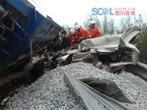 宜宾货车侧翻压扁面包车 致一死一伤(图2) 宜宾货车侧翻压扁面包车 致一死一伤(图2)