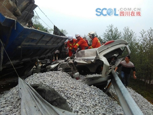 宜宾货车侧翻压扁面包车 致一死一伤(图1) 宜宾货车侧翻压扁面包车 致一死一伤(图1)