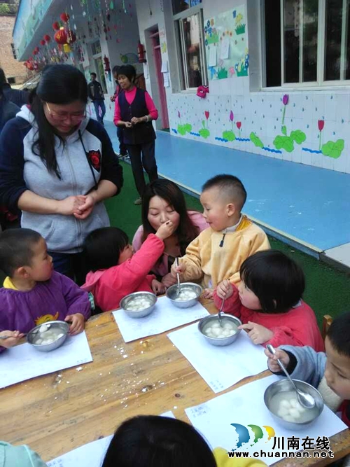 合江先市汤圆亲子乐 幼儿园娃娃变“厨师”(图1) 合江先市汤圆亲子乐 幼儿园娃娃变“厨师”(图1)