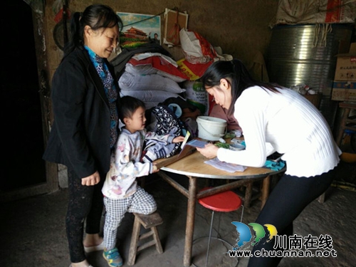 泸县石桥:幼儿园教师家访精准扶贫献关爱(图1) 泸县石桥:幼儿园教师家访精准扶贫献关爱(图1)