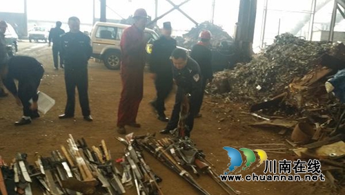 好家伙！泸县警方武装押送销毁一批枪支(图2)