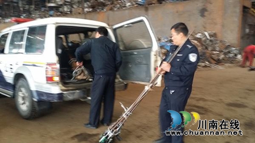 好家伙！泸县警方武装押送销毁一批枪支(图1)