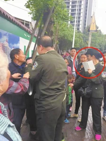 网传自贡两城管抓扯卖菜老人 回复:文明执法(图1) 网传自贡两城管抓扯卖菜老人 回复:文明执法(图1)