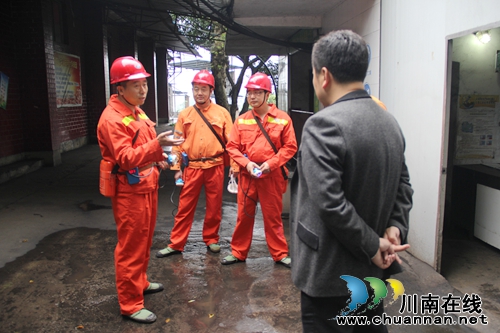 泸县领导到石桥镇检查煤矿安全工作(图1) 泸县领导到石桥镇检查煤矿安全工作(图1)