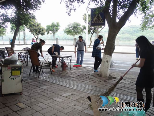 合江国土资源局:义务大扫除美化城区环境(图1) 合江国土资源局:义务大扫除美化城区环境(图1)