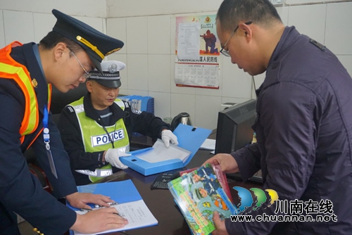泸县云龙排查校园周边道路交通安全隐患(图1)