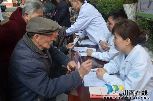 “四川同心·专家服务团—西南医科大学分团”赴纳溪建陶社区义诊(图5) “四川同心·专家服务团—西南医科大学分团”赴纳溪建陶社区义诊(图5)