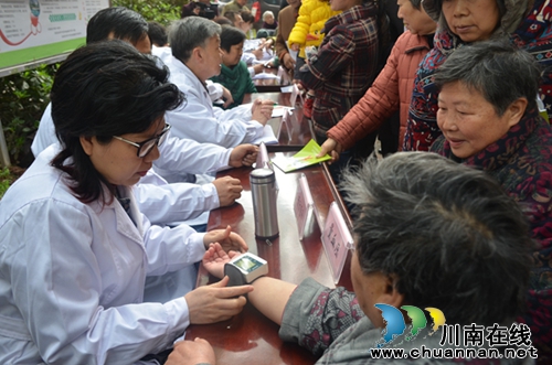 “四川同心·专家服务团—西南医科大学分团”赴纳溪建陶社区义诊(图6) “四川同心·专家服务团—西南医科大学分团”赴纳溪建陶社区义诊(图6)