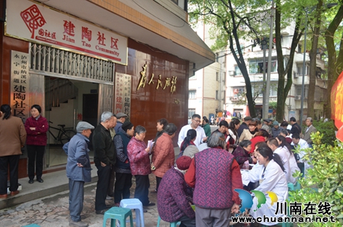 “四川同心·专家服务团—西南医科大学分团”赴纳溪建陶社区义诊(图3) “四川同心·专家服务团—西南医科大学分团”赴纳溪建陶社区义诊(图3)