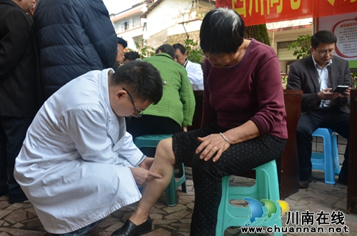 “四川同心·专家服务团—西南医科大学分团”赴纳溪建陶社区义诊(图7) “四川同心·专家服务团—西南医科大学分团”赴纳溪建陶社区义诊(图7)