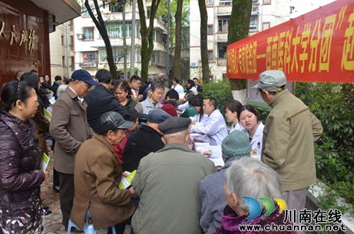 “四川同心·专家服务团—西南医科大学分团”赴纳溪建陶社区义诊(图4) “四川同心·专家服务团—西南医科大学分团”赴纳溪建陶社区义诊(图4)
