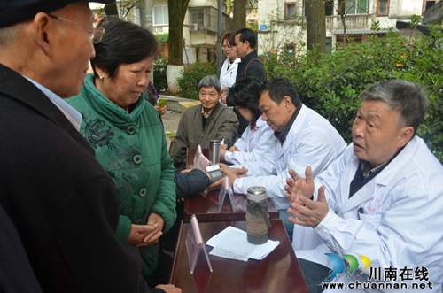 “四川同心·专家服务团—西南医科大学分团”赴纳溪建陶社区义诊(图8) “四川同心·专家服务团—西南医科大学分团”赴纳溪建陶社区义诊(图8)