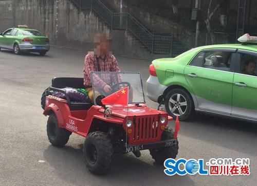 自贡一老大爷闹市开改装车 把交警都惊呆了(图1) 自贡一老大爷闹市开改装车 把交警都惊呆了(图)