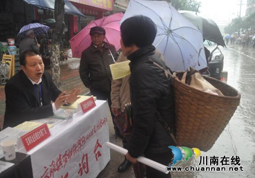 泸县拉网式宣传“12333”便民咨询热线(图1) 泸县拉网式宣传“12333”便民咨询热线(图1)