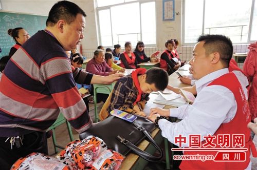 “春风行动”进内江 7万助学金捐助贫困生(图2) “春风行动”进内江 7万助学金捐助贫困生(图2)