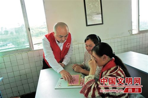 “春风行动”进内江 7万助学金捐助贫困生(图3) “春风行动”进内江 7万助学金捐助贫困生(图3)