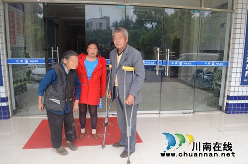 八旬翁迷路摔入田 泸县民警四处寻亲助其归家(图1) 八旬翁迷路摔入田 泸县民警四处寻亲助其归家(图1)