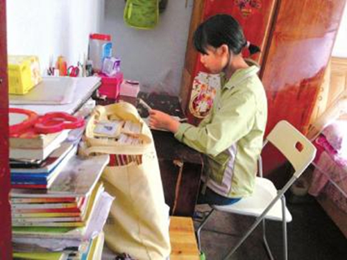 宜宾花季少女突患淋巴瘤 10万治疗费成拦路虎(图1) 宜宾花季少女突患淋巴瘤 10万治疗费成拦路虎(图1)