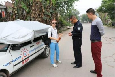 自贡:美女自制顶篷遮阳车 交警当场拆卸(图1) 自贡:美女自制顶篷遮阳车 交警当场拆卸(图1)
