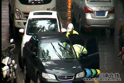 套牌车肇事后想溜？泸州交警高科技7分钟锁定！(图1)