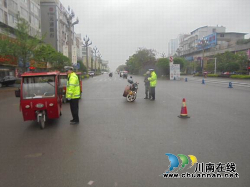 泸县交警出重拳 整治电三轮和摩托违法行为(图1) 泸县交警出重拳 整治电三轮和摩托违法行为(图1)