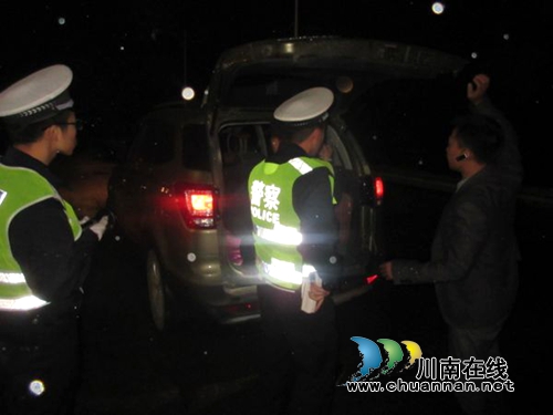 泸县立石:加强夜间巡逻防控保平安(图1) 泸县立石:加强夜间巡逻防控保平安(图1)