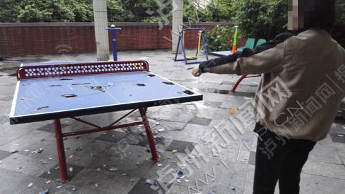 不速客闯进泸州小区“闹天宫” 铁锤猛砸乒乓桌(图1) 不速客闯进泸州小区“闹天宫” 铁锤猛砸乒乓桌(图1)