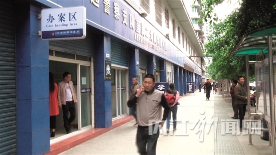 内江：网曝“东兴区某局副局长与家人殴打交警”(图1)