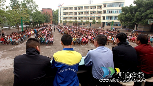 泸州金龙学校:戒毒人员现身讲述“铁窗泪”(图2) 泸州金龙学校:戒毒人员现身讲述“铁窗泪”(图2)