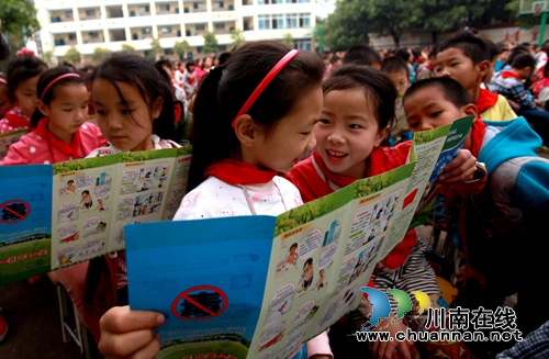 泸州金龙学校:戒毒人员现身讲述“铁窗泪”(图4) 泸州金龙学校:戒毒人员现身讲述“铁窗泪”(图4)