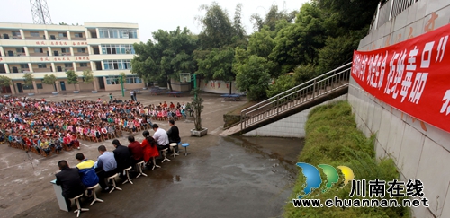泸州金龙学校:戒毒人员现身讲述“铁窗泪”(图1) 泸州金龙学校:戒毒人员现身讲述“铁窗泪”(图1)