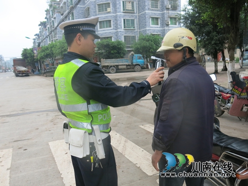 泸县玄滩：大力整治酒驾违法行为(图2)