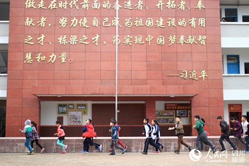 温暖的记忆 放飞的梦想——芦山的三个镜头(图1) 温暖的记忆 放飞的梦想——芦山的三个镜头(图1)