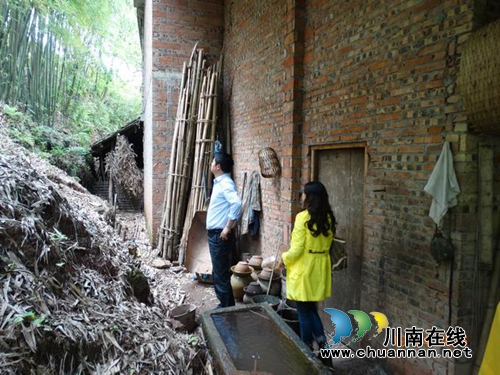 合江县副县长廖俊深入地灾点检查地灾防治工作(图1) 合江县副县长廖俊深入地灾点检查地灾防治工作(图1)