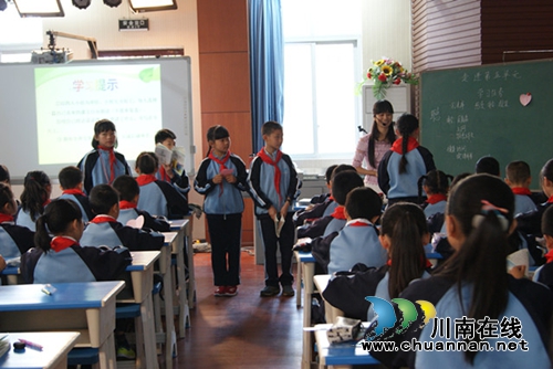 泸州市“导学参考”编写组送教龙马潭区(图1)