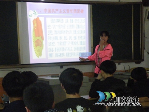 叙永镇中学：唱团歌学团章&nbsp;学生争做时代先锋(图1)