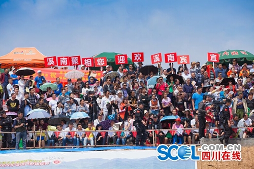 宜宾南溪:全国汽车越野赛劲飙“速度与激情”(图6) 宜宾南溪:全国汽车越野赛劲飙“速度与激情”(图6)