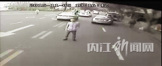 持刀拦停公交车 内江“宝马男”牢中过三年(图1) 持刀拦停公交车 内江“宝马男”牢中过三年(图1)
