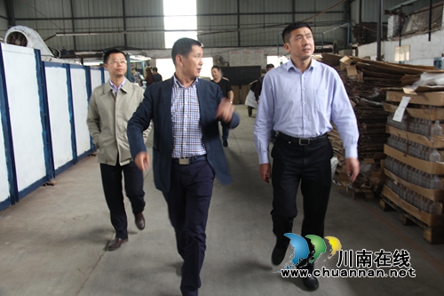泸县副县长肖刚调研云龙酒业玻璃企业生产经营(图1) 泸县副县长肖刚调研云龙酒业玻璃企业生产经营(图1)
