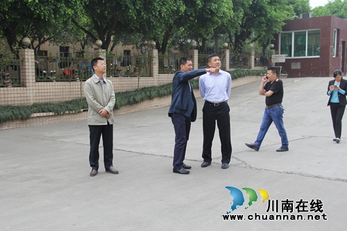泸县副县长肖刚调研云龙酒业玻璃企业生产经营(图2) 泸县副县长肖刚调研云龙酒业玻璃企业生产经营(图2)
