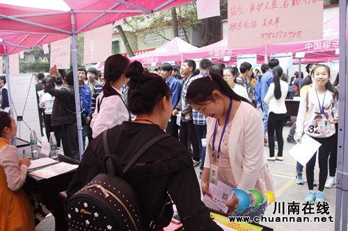 泸州举办首届中职院校毕业生招聘会(图7) 泸州举办首届中职院校毕业生招聘会(图7)