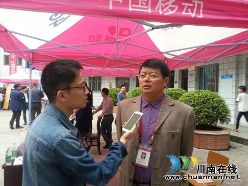 泸州举办首届中职院校毕业生招聘会(图3) 泸州举办首届中职院校毕业生招聘会(图3)