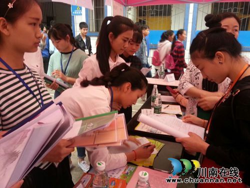 泸州举办首届中职院校毕业生招聘会(图5) 泸州举办首届中职院校毕业生招聘会(图5)