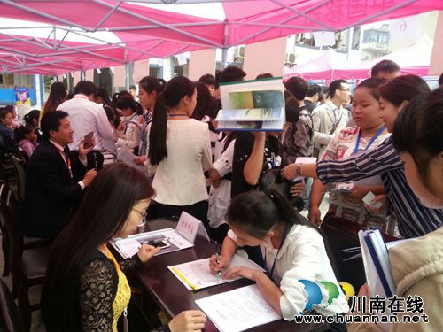 泸州举办首届中职院校毕业生招聘会(图9) 泸州举办首届中职院校毕业生招聘会(图9)