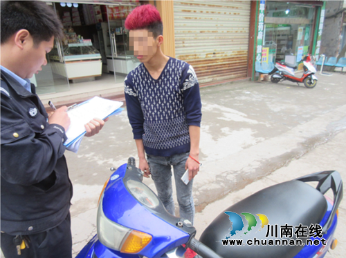 泸县百和:派出所巡逻查获三辆违法摩托车(图1) 泸县百和:派出所巡逻查获三辆违法摩托车(图1)