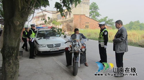 泸县交警联合福集镇交管办检查道路交通安全(图2) 泸县交警联合福集镇交管办检查道路交通安全(图2)