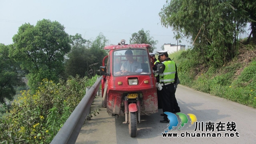 泸县交警联合福集镇交管办检查道路交通安全(图1) 泸县交警联合福集镇交管办检查道路交通安全(图1)