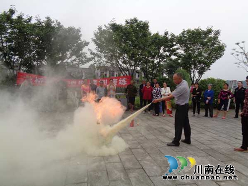 泸县玉蟾派出所 深入社区传授火灾逃生技巧(图1) 泸县玉蟾派出所 深入社区传授火灾逃生技巧(图1)